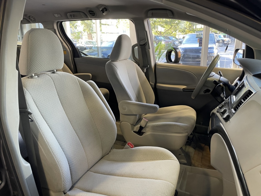 Toyota Sienna LE 2011 — photo 15