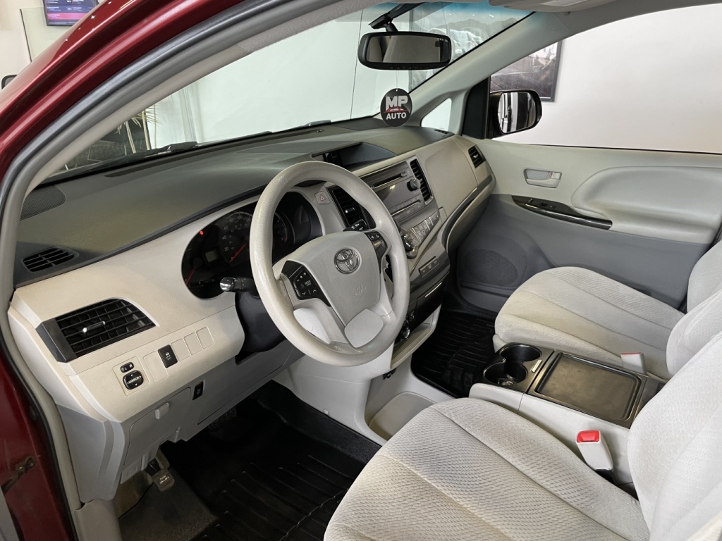 Toyota Sienna LE 2014 — photo 19