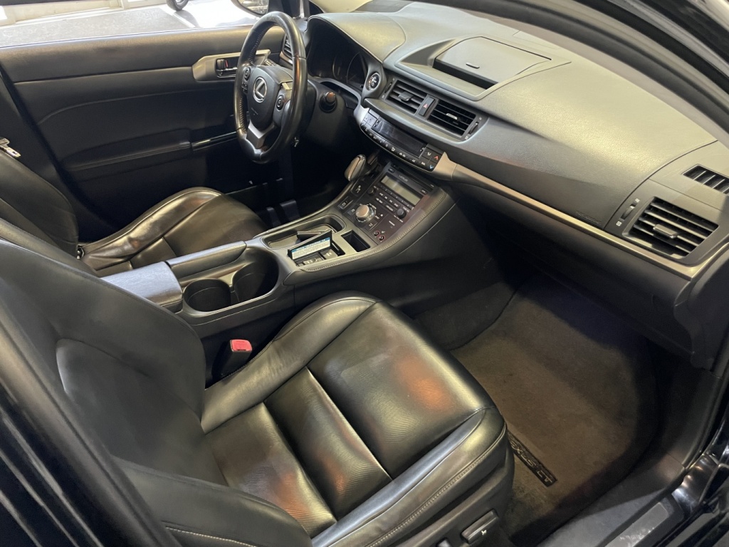 Lexus CT 200h  2014 — photo 13