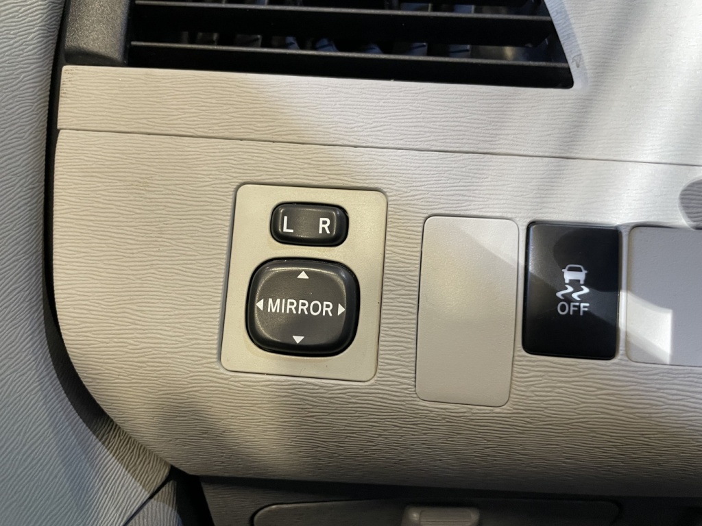 Toyota Sienna LE 2011 — photo 26