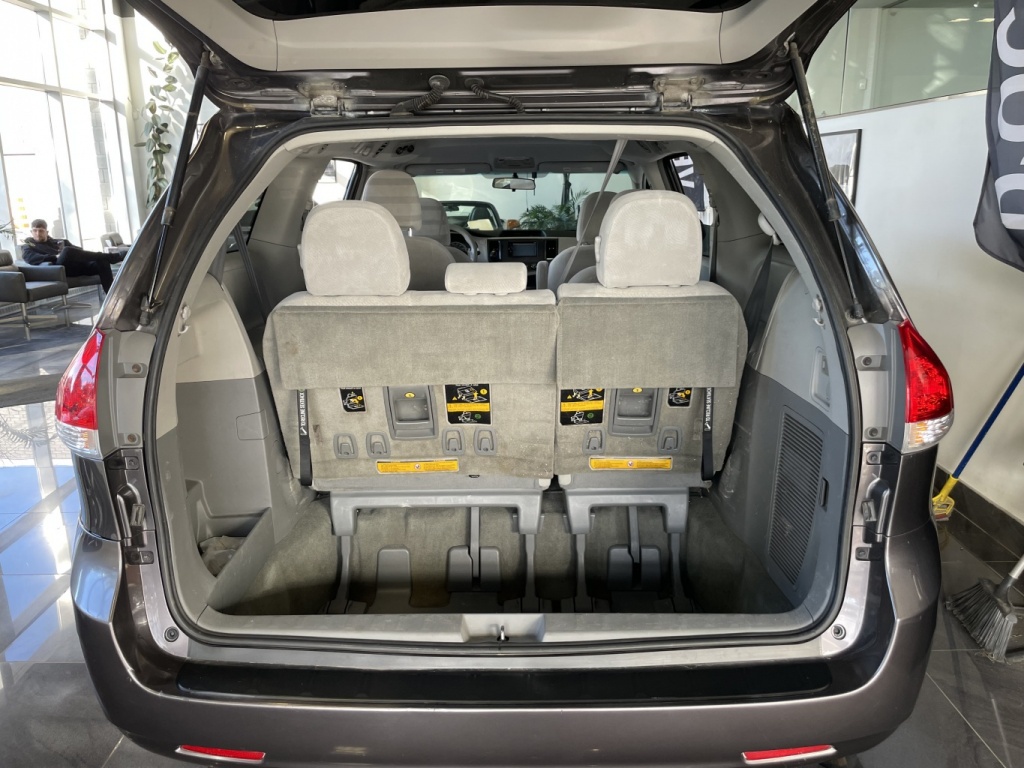 Toyota Sienna LE 2011 — photo 8