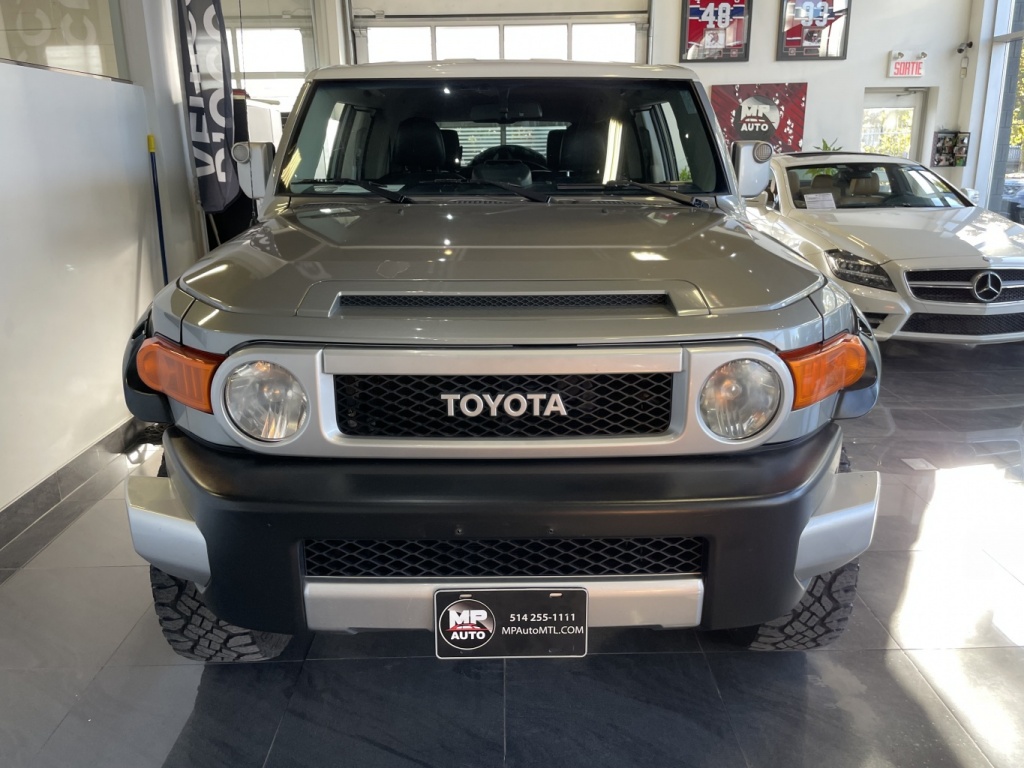 Toyota FJ Cruiser  2011 — photo 2