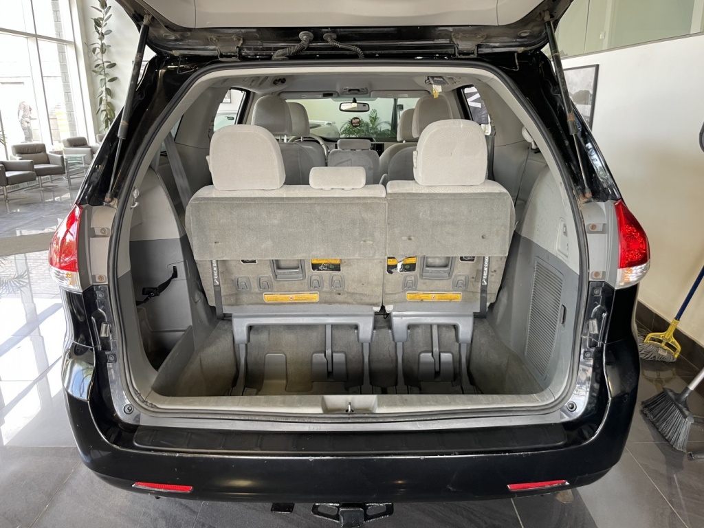 Toyota Sienna LE 2012 — photo 10