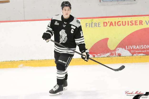 Peut être une image de ‎hockey et ‎texte : «&nbsp;‎利拉 بب भ 品 ರ್ವಾಕ FIÈRE D'AIGUISER ٧ Ba BAUeR JER LIVRAISON 357 boulevard Carele Carda-Maheua Maheux Photographie‎&nbsp;»‎‎