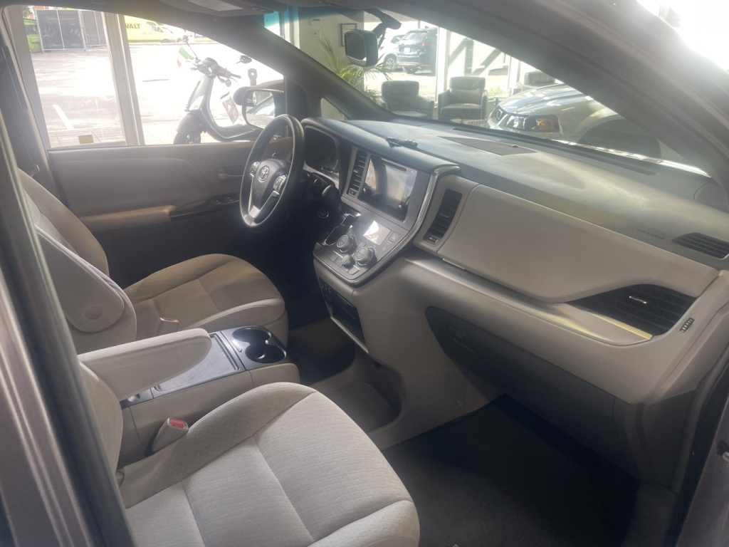 Toyota Sienna LE 2015 — photo 16