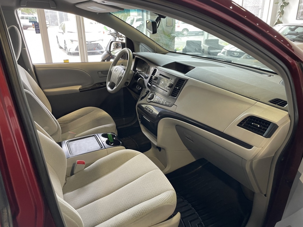 Toyota Sienna LE 2014 — photo 17