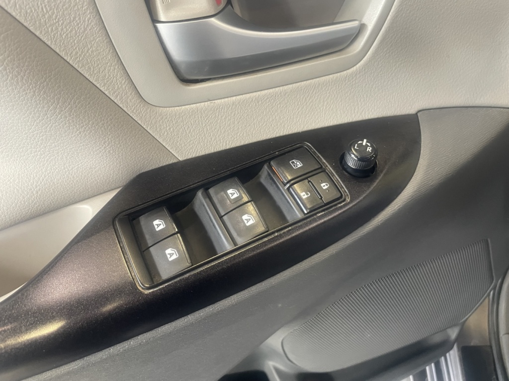 Toyota Sienna LE 2015 — photo 20