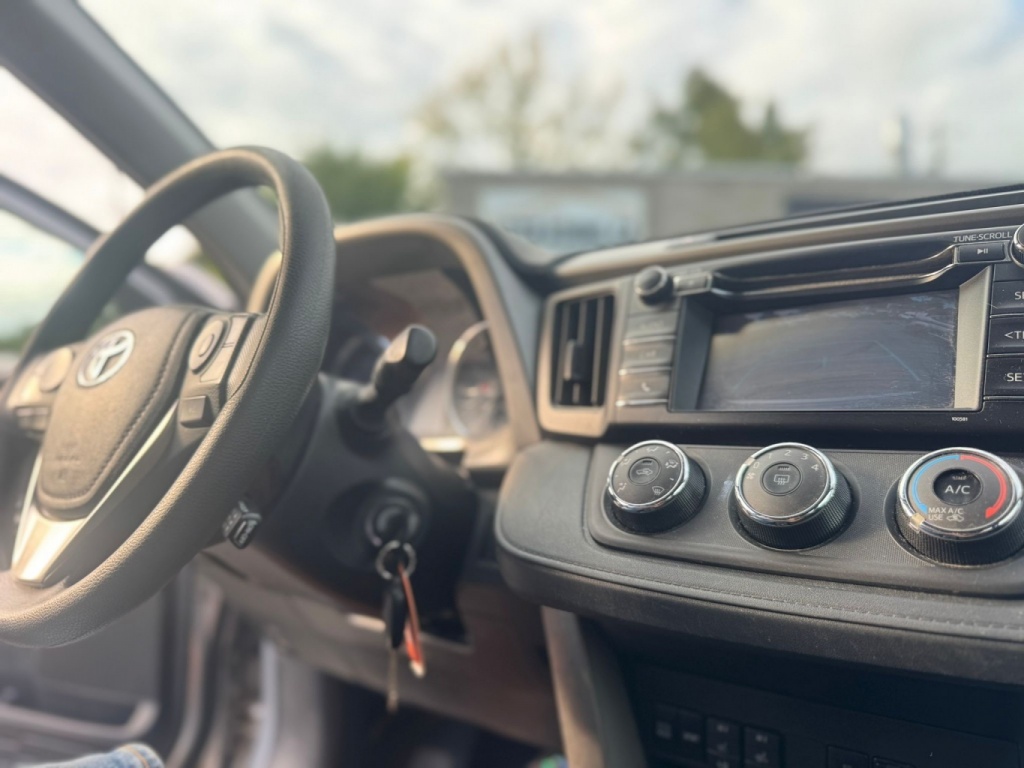 Toyota RAV4 LE 2018 — photo 16