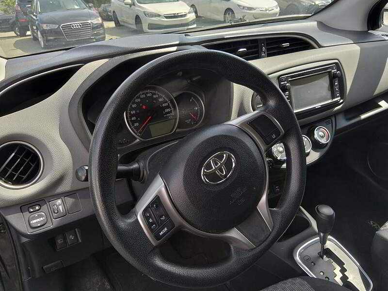 Toyota Yaris hatchback 2017 Hayon 5 portes, boîte automatique, LE — photo 7