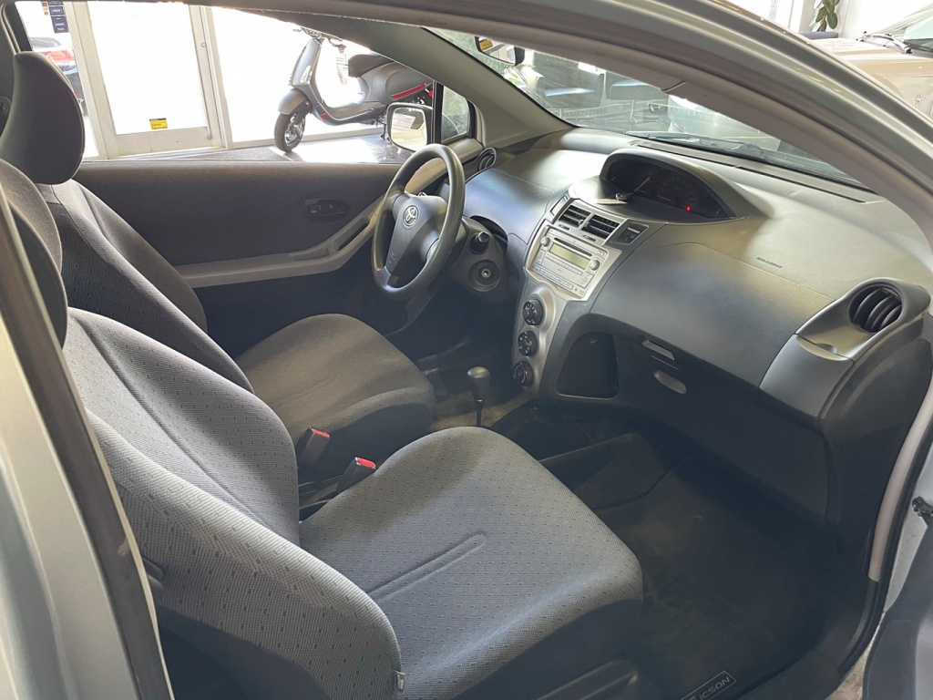Toyota Yaris CE 2010 — photo 12
