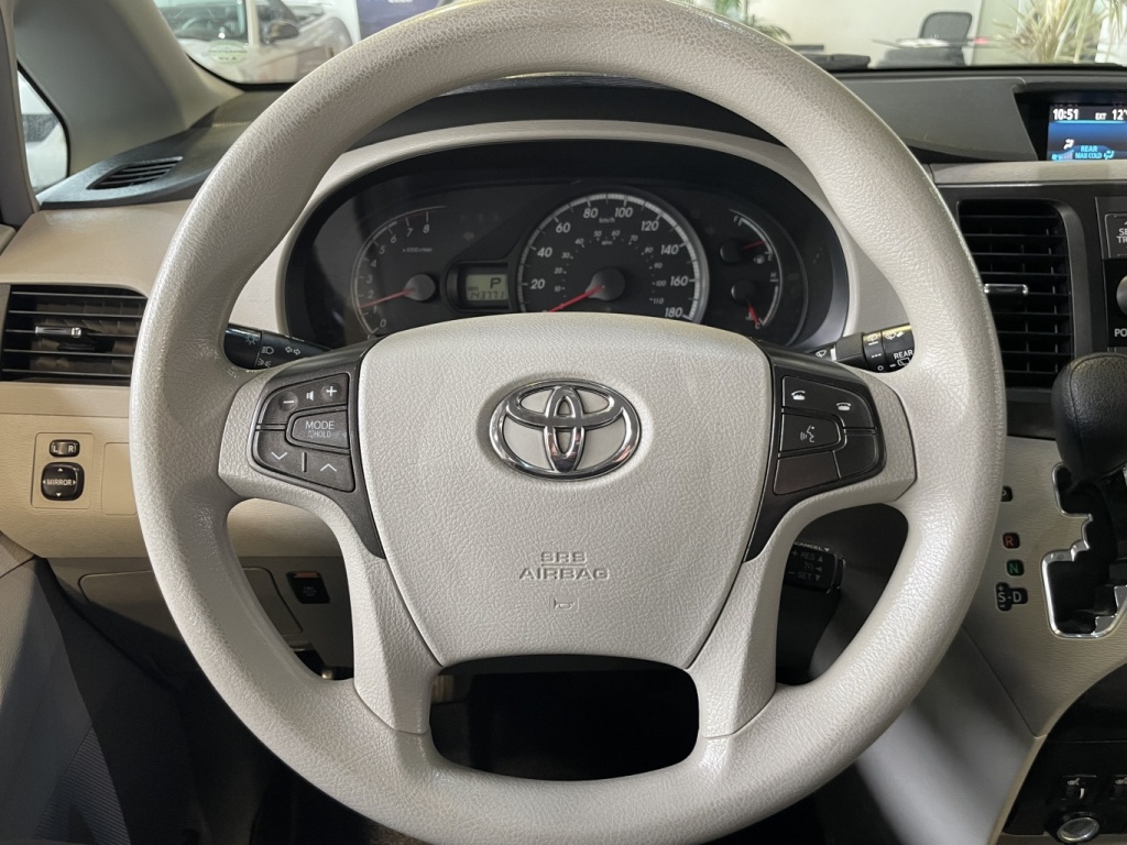 Toyota Sienna LE 2014 — photo 21