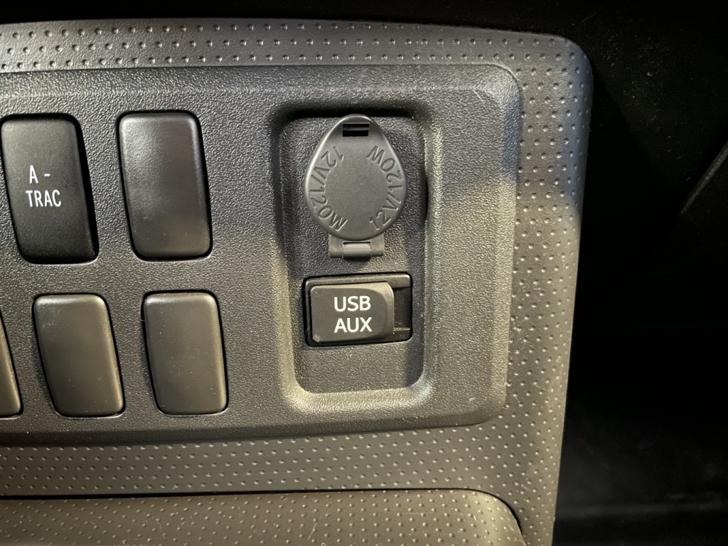 Toyota FJ Cruiser  2011 — photo 27