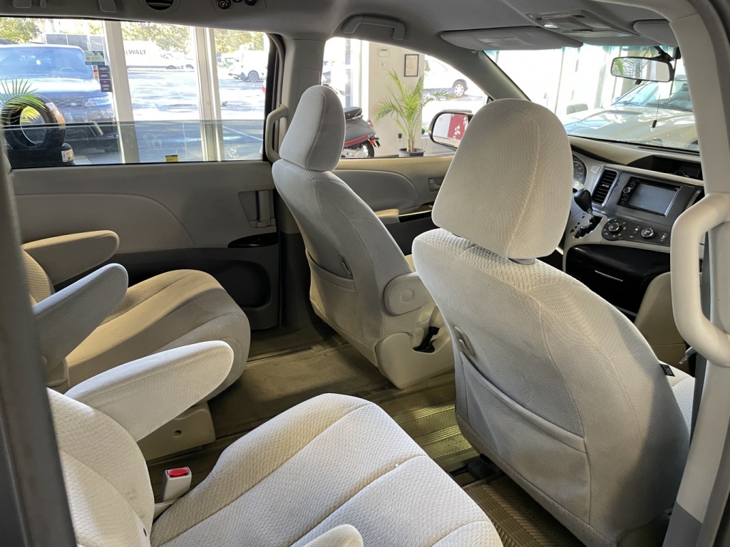 Toyota Sienna LE 2011 — photo 13