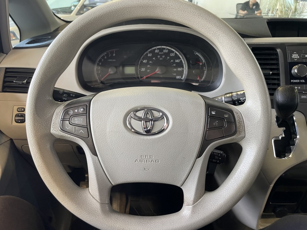 Toyota Sienna LE 2012 — photo 19