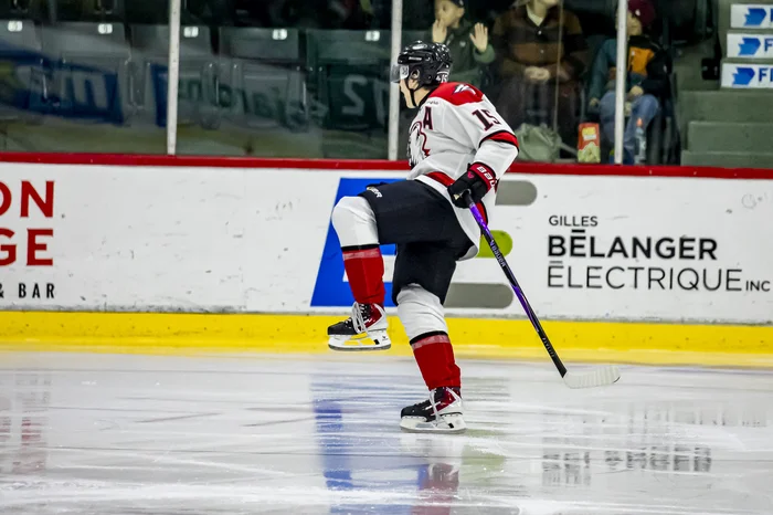 Le Val-D’Orien Eliot Ogonowski inscrit 2 buts pour les Huskies dans la défaite.