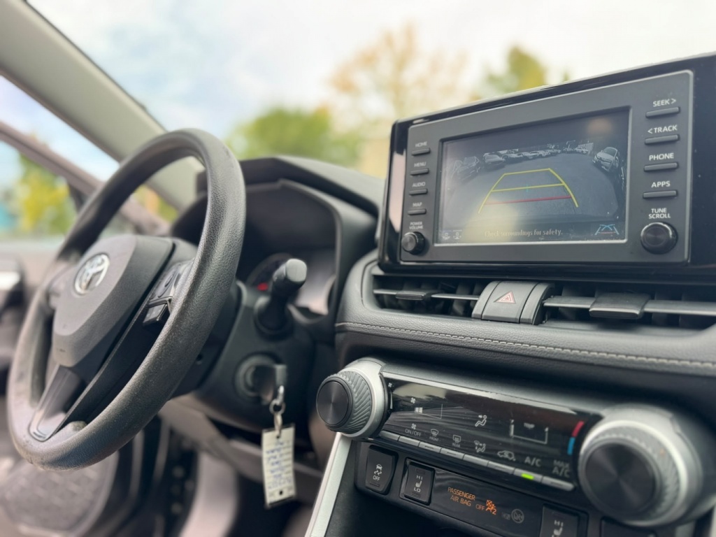 Toyota RAV4 LE 2021 — photo 11