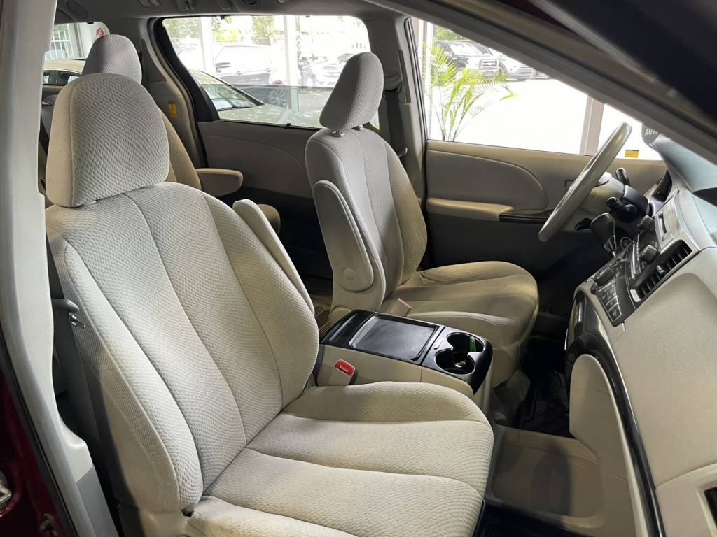 Toyota Sienna LE 2014 — photo 16
