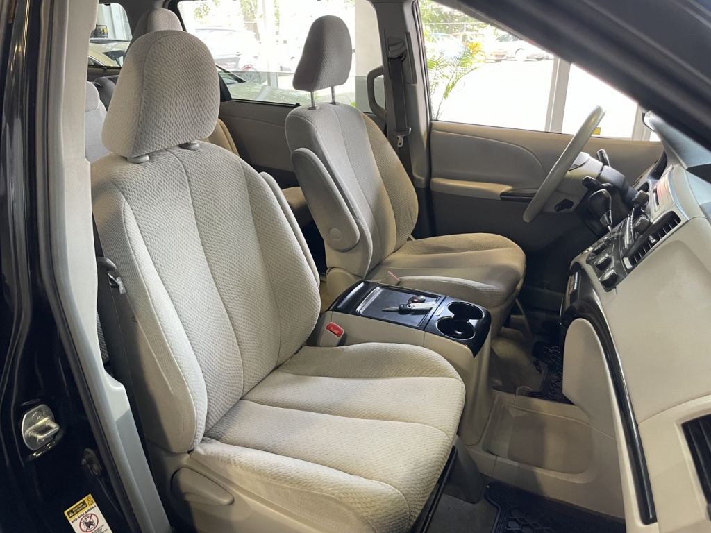 Toyota Sienna LE 2012 — photo 14