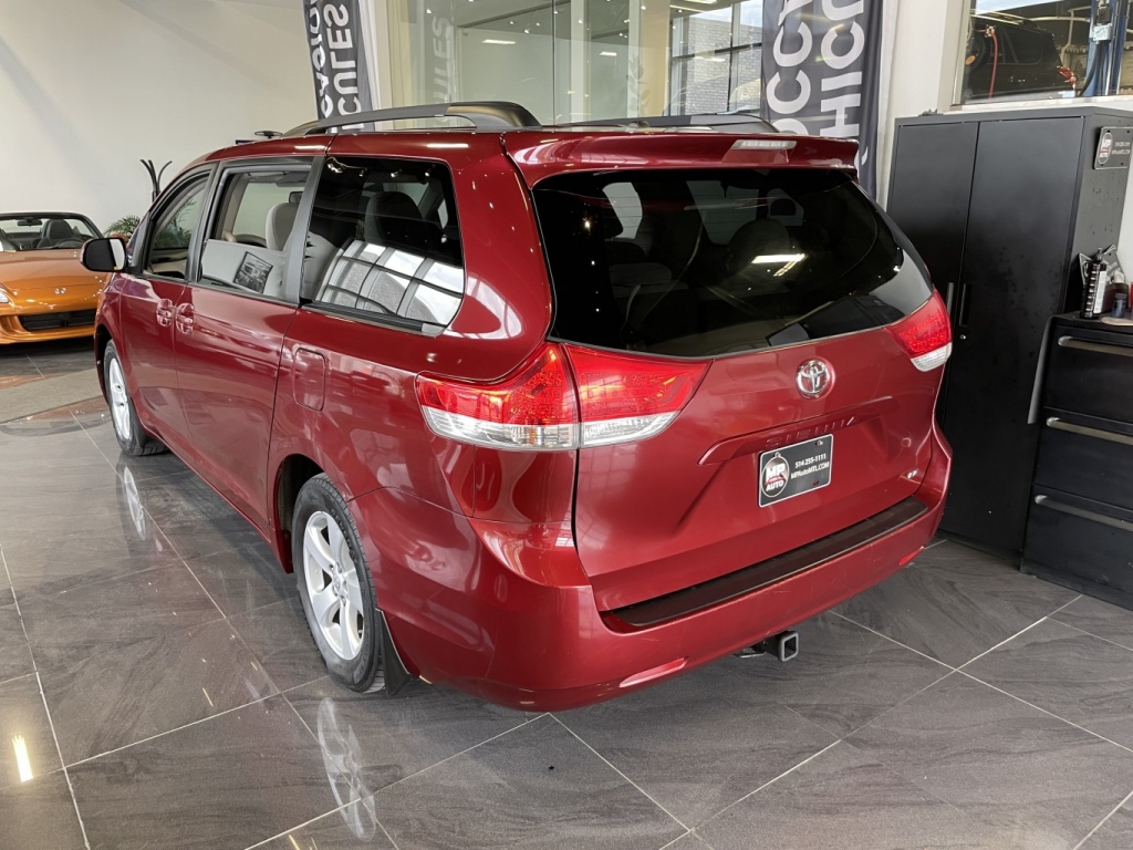 Toyota Sienna LE 2014 — photo 4