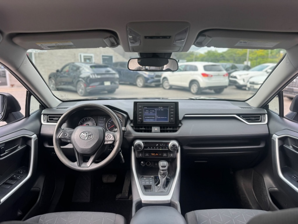 Toyota RAV4 LE 2021 — photo 11