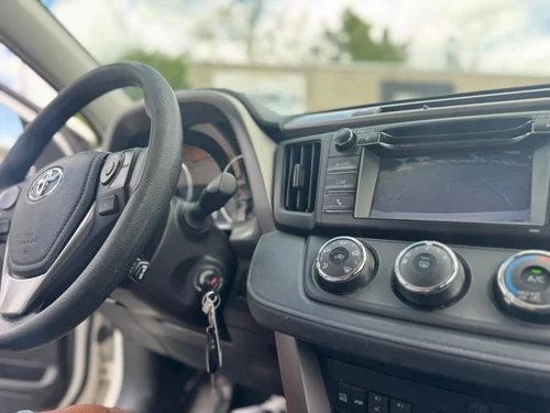Toyota RAV4 LE 2018 — photo 11