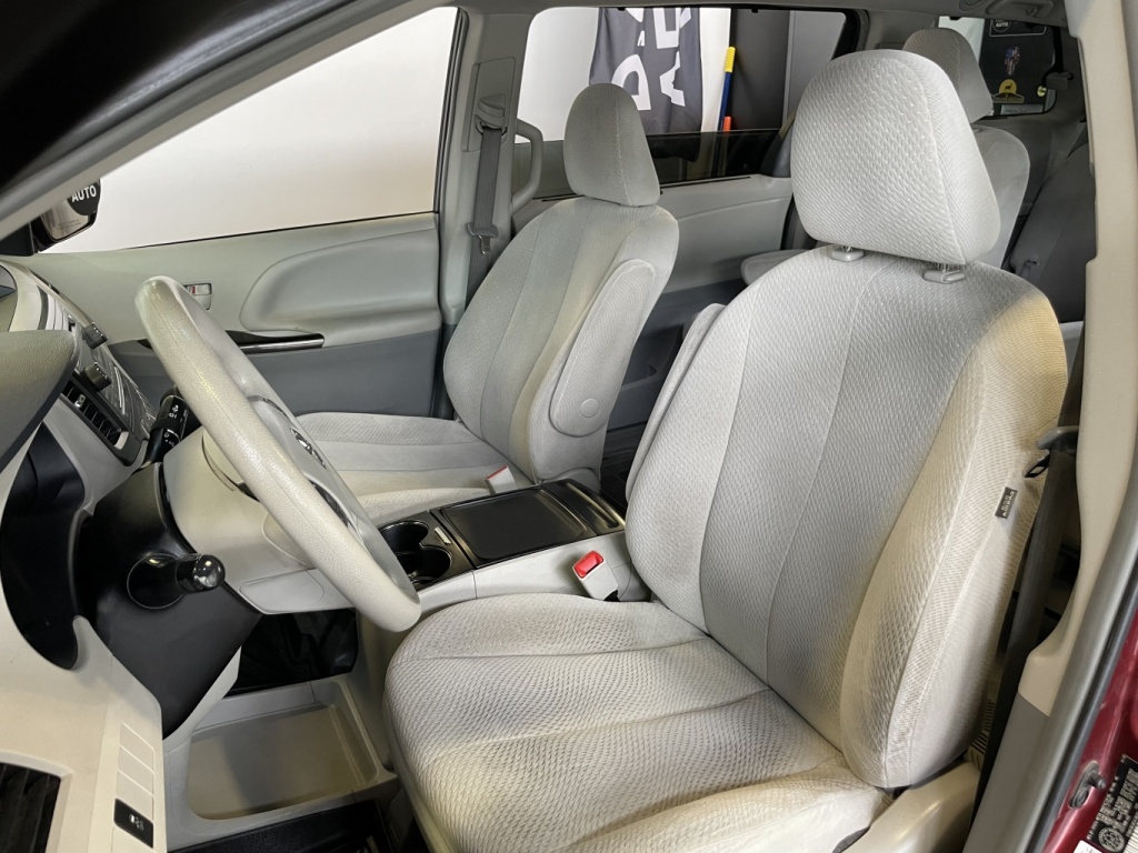 Toyota Sienna LE 2014 — photo 18