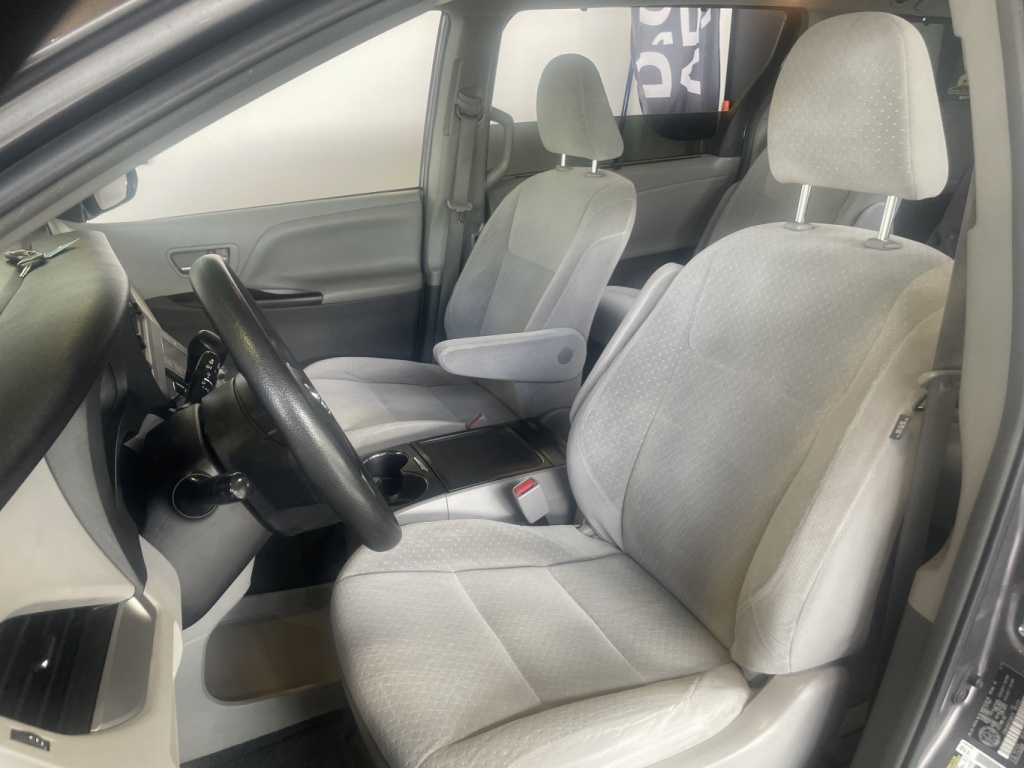 Toyota Sienna LE 2015 — photo 17