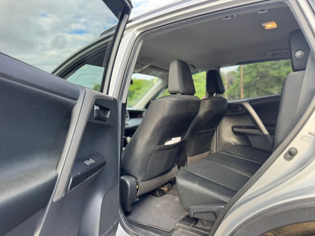 Toyota RAV4 LE 2018 — photo 12