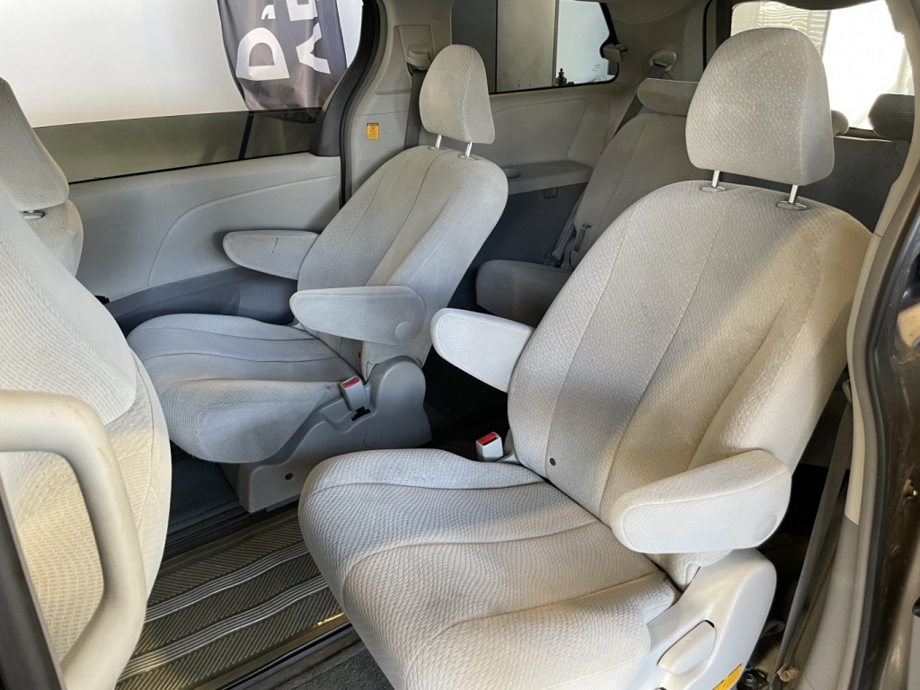 Toyota Sienna LE 2011 — photo 10