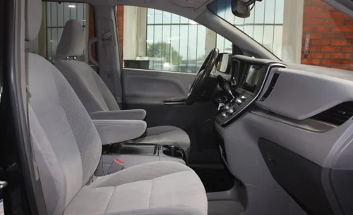 2017 TOYOTA SIENNA LE AWD — photo 9