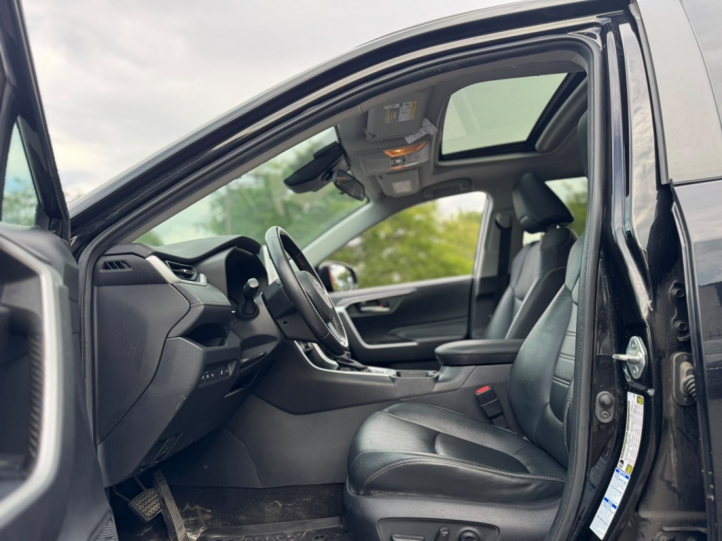 Toyota RAV4 XLE 2019 — photo 16