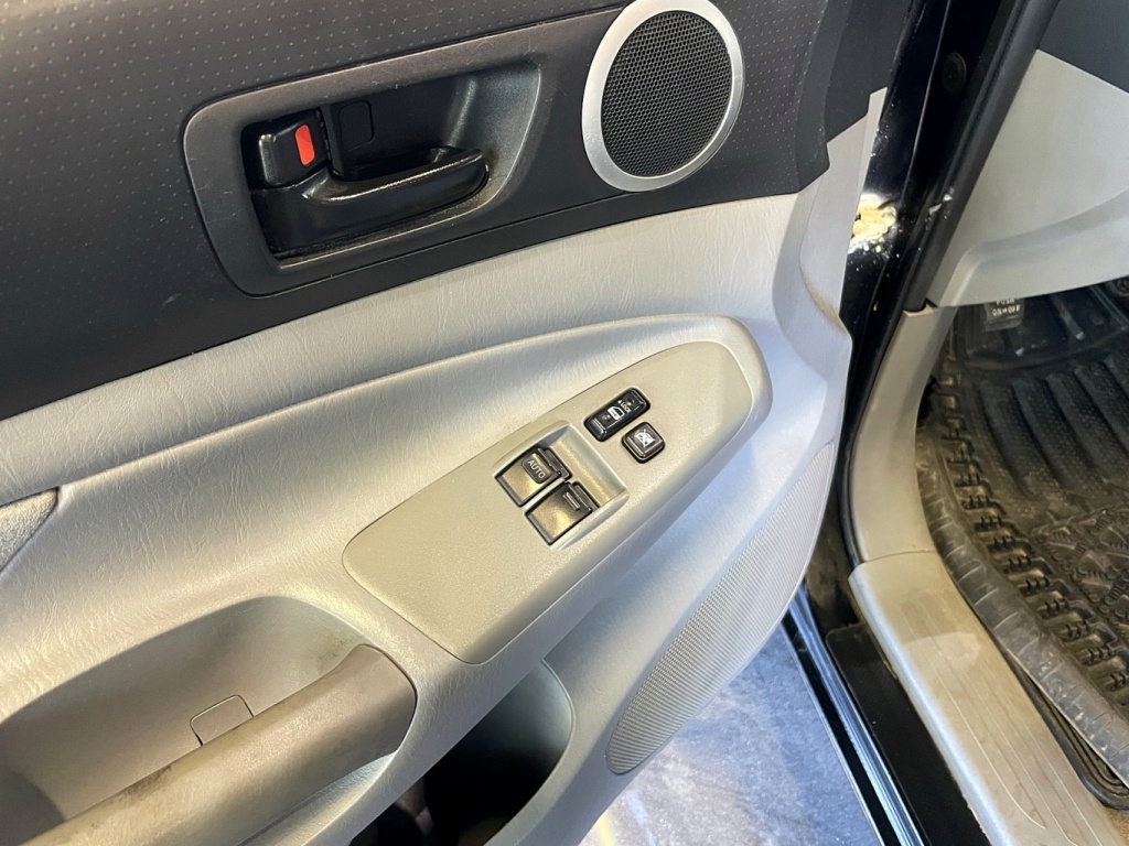 Toyota Tacoma  2011 — photo 16