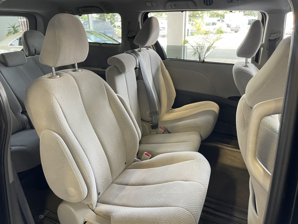 Toyota Sienna LE 2012 — photo 12