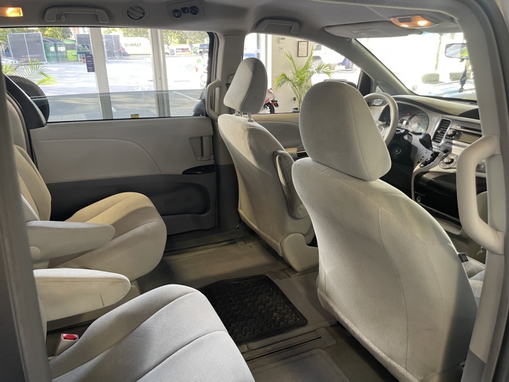 Toyota Sienna CE 2012 — photo 16