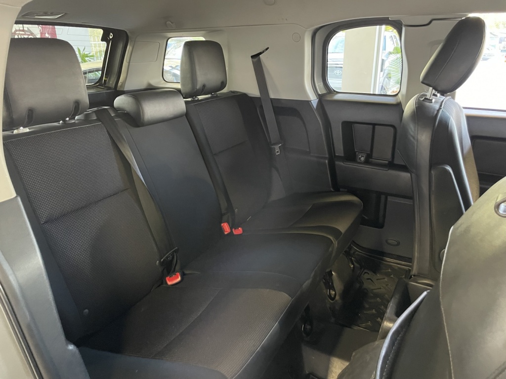Toyota FJ Cruiser  2011 — photo 12