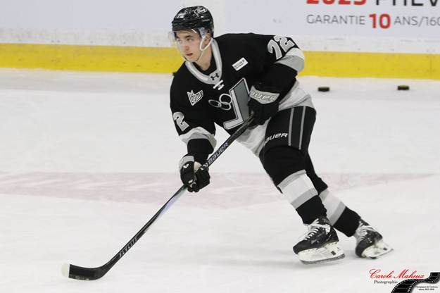 Peut être une image de ‎hockey et ‎texte : «&nbsp;‎GARANTIE 10 ANS/16 ባድ ع จบล จบ 2 guer 4 M 4 CardMaheua Carole MaKeux Photographie‎&nbsp;»‎‎