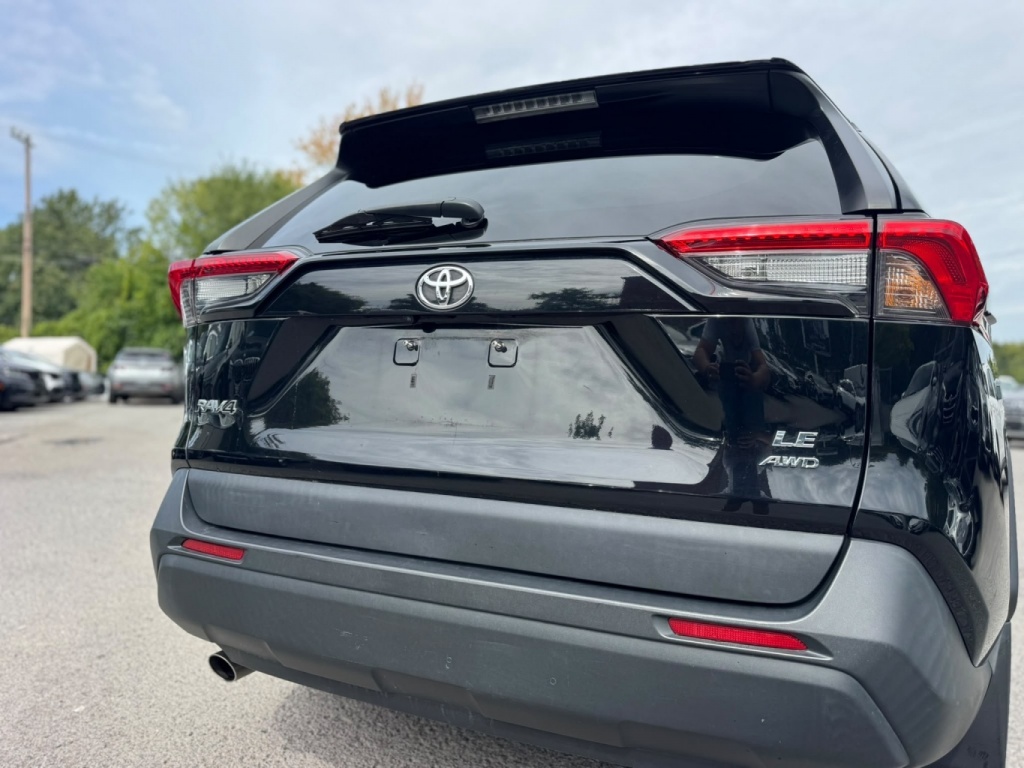Toyota RAV4 LE 2021 — photo 9