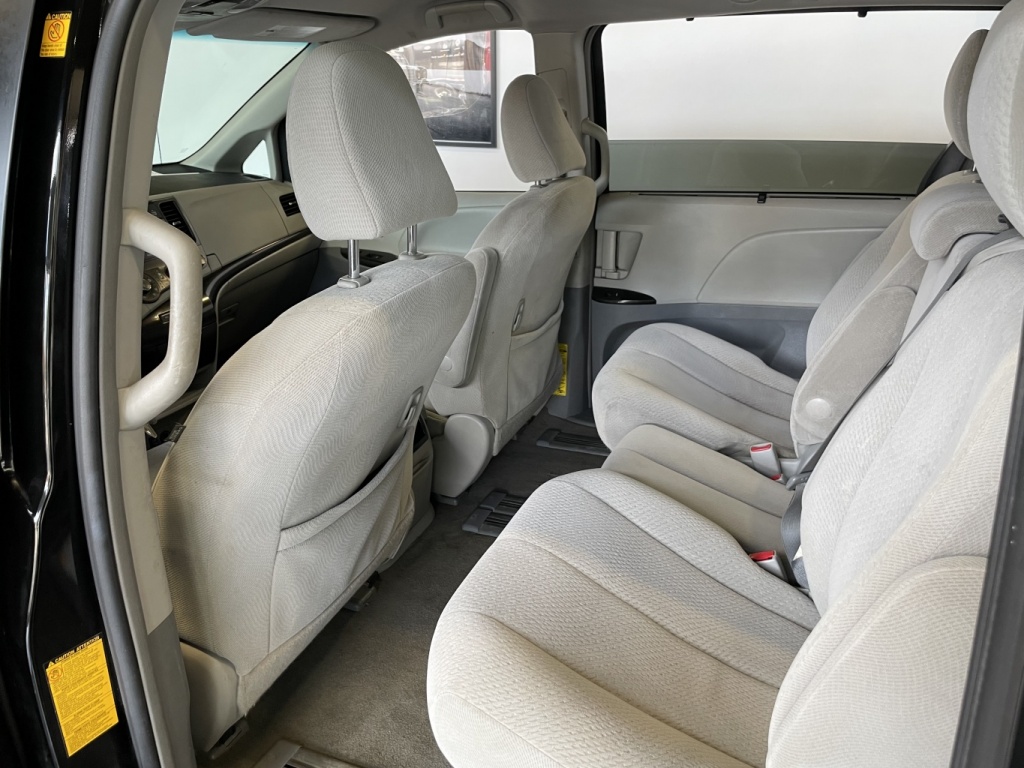 Toyota Sienna LE 2012 — photo 9