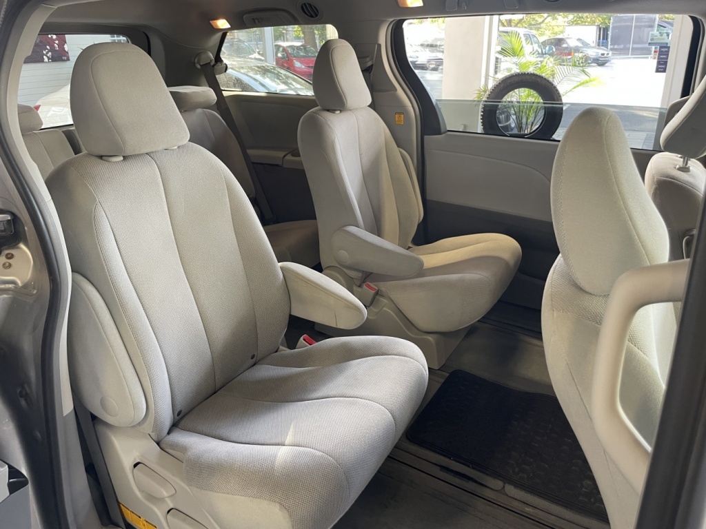 Toyota Sienna CE 2012 — photo 15