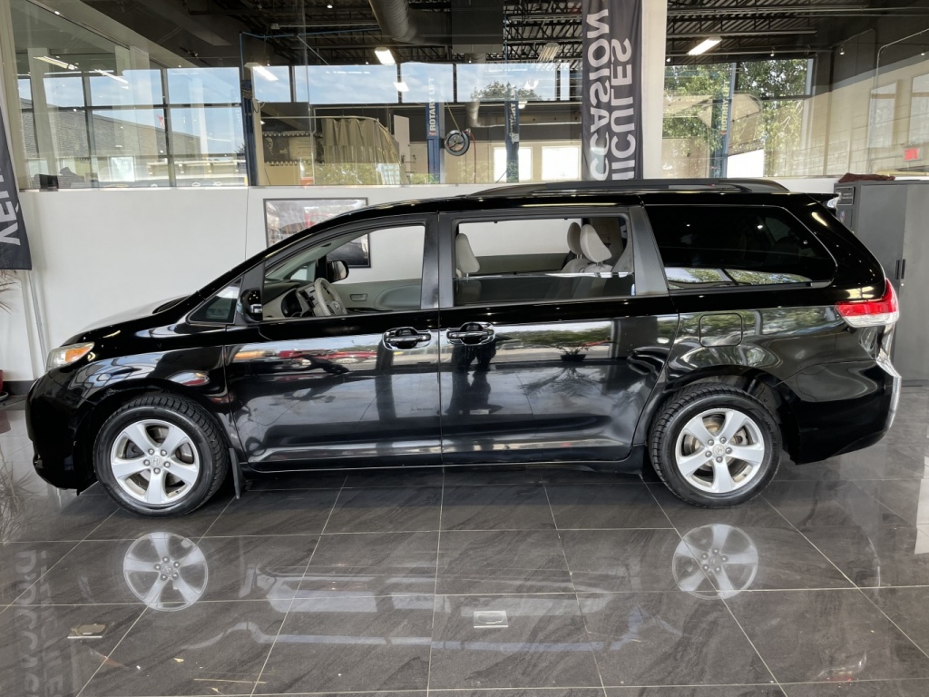 Toyota Sienna LE 2012 — photo 3