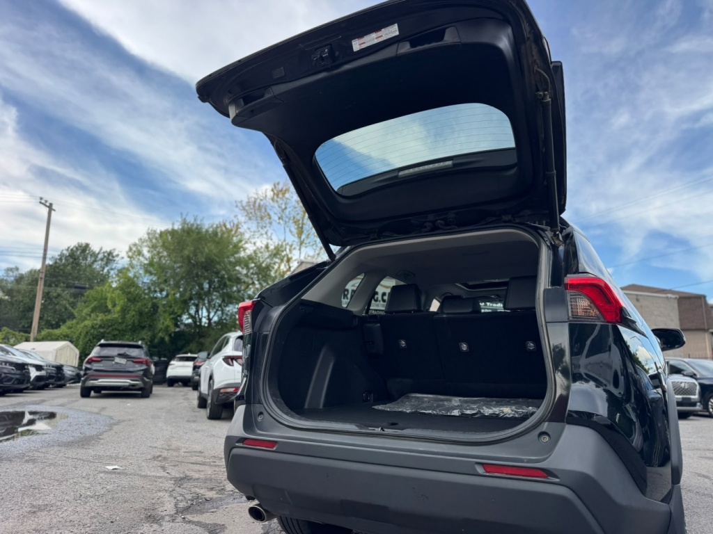Toyota RAV4 XLE 2019 — photo 11
