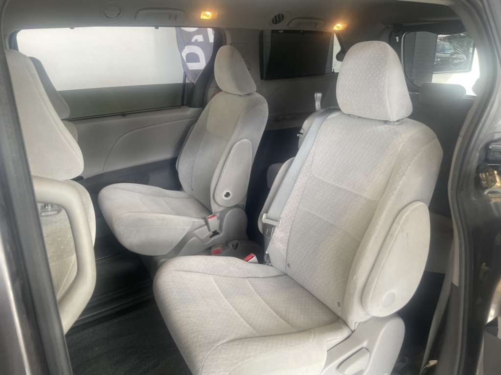 Toyota Sienna LE 2015 — photo 11