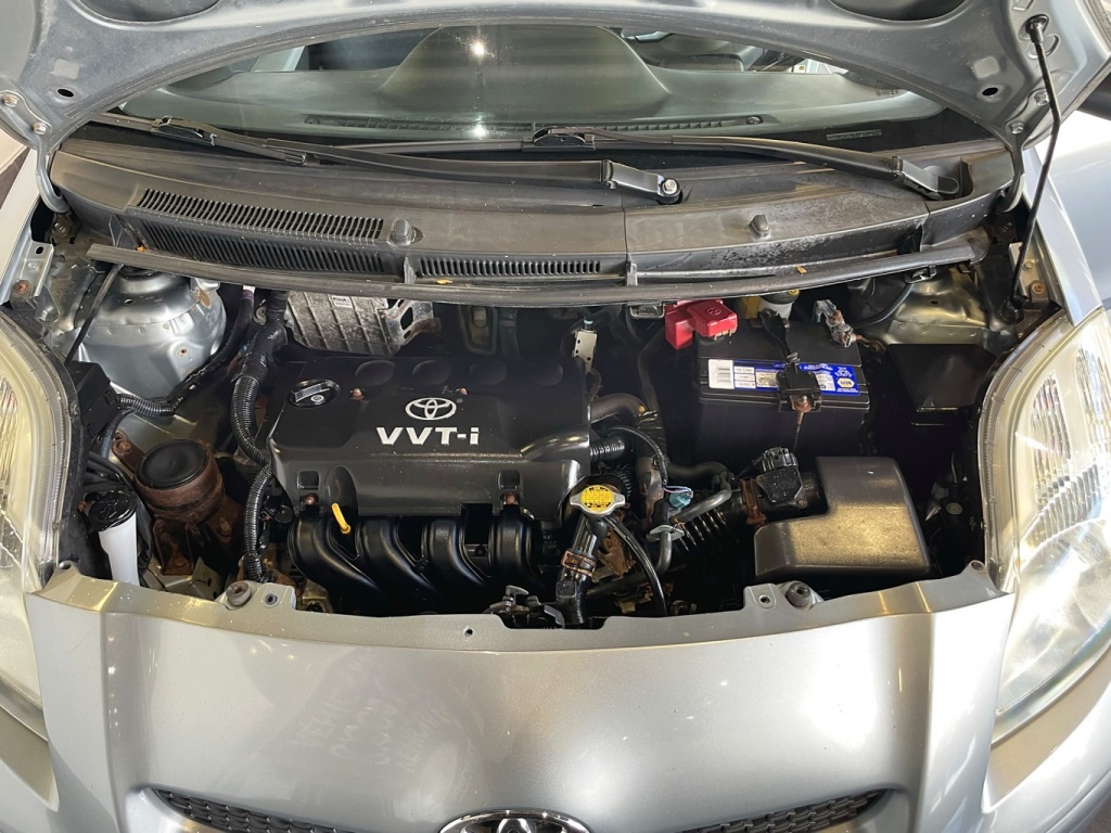 Toyota Yaris CE 2010 — photo 9