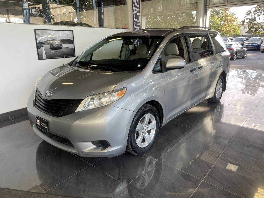 Toyota Sienna CE 2012