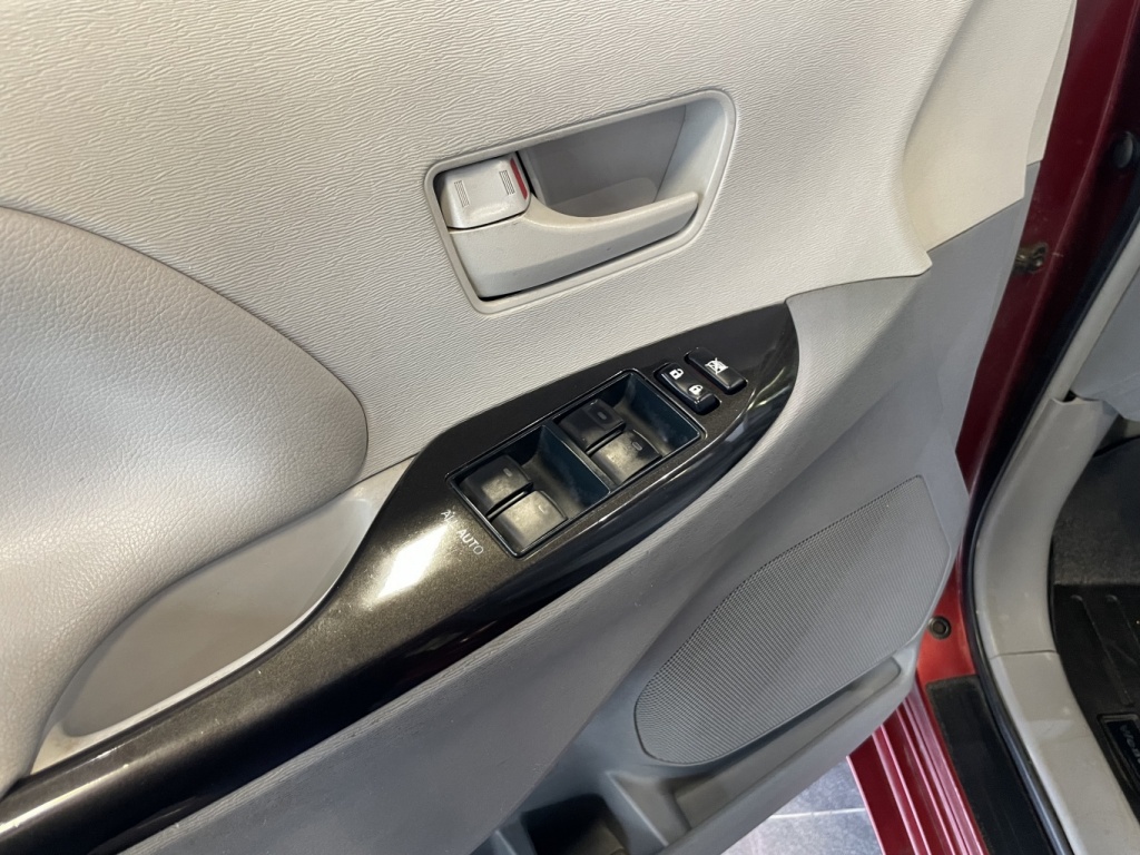 Toyota Sienna LE 2014 — photo 20