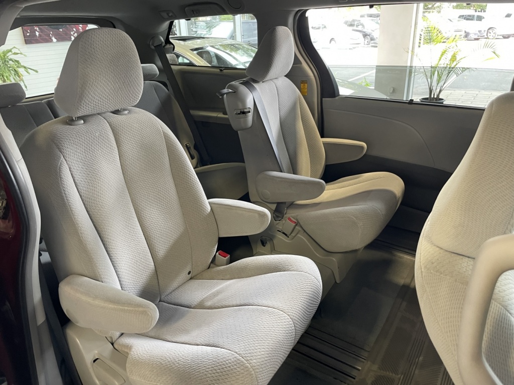 Toyota Sienna LE 2014 — photo 14