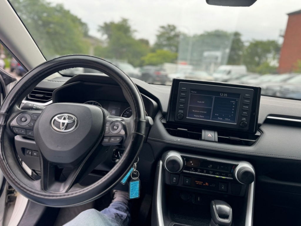 Toyota RAV4 LE 2020 — photo 14