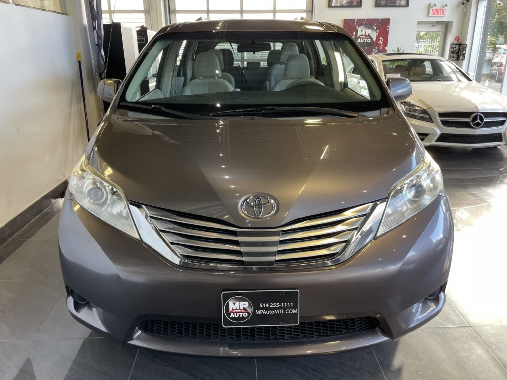 Toyota Sienna LE 2011 — photo 2