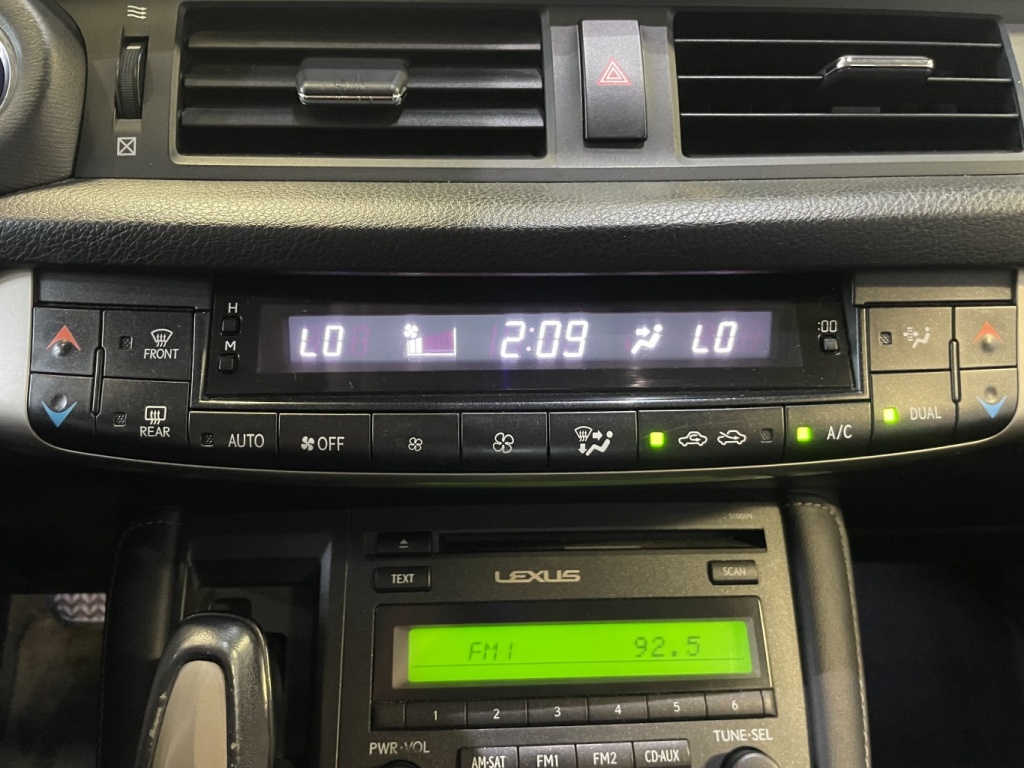Lexus CT 200h  2014 — photo 24