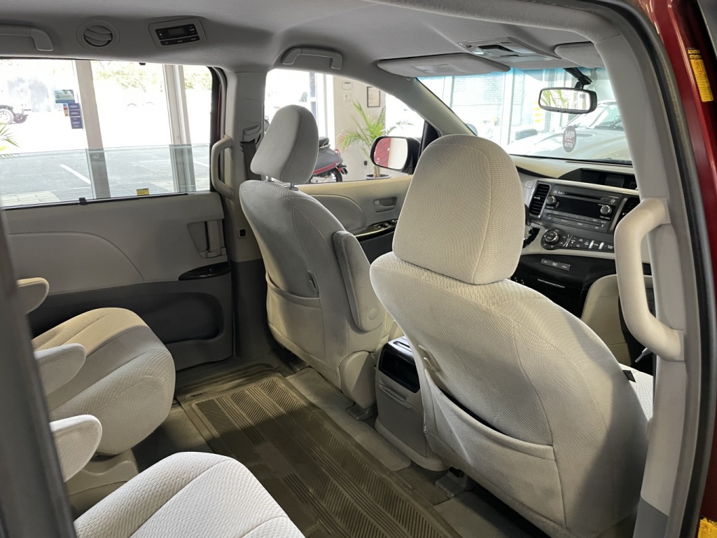 Toyota Sienna LE 2014 — photo 15